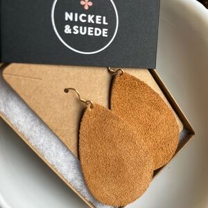 Nickel & Suede
Tawny Suede Leather Earrings
Medium Teardrops